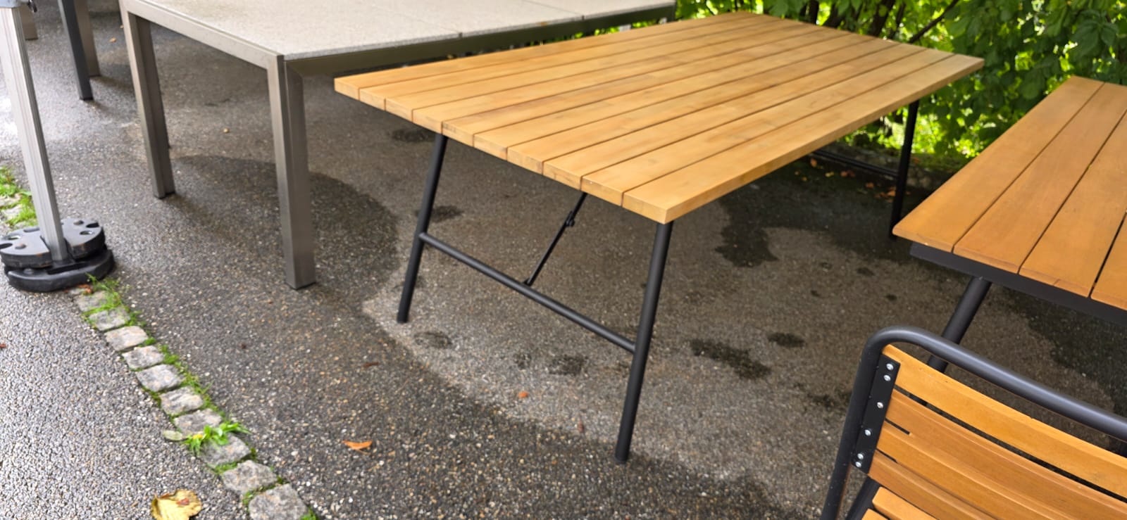 Esstisch, Holztisch, Holzlatten, Metallbeine, Outdoor