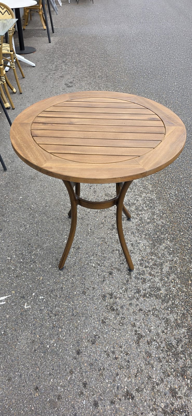 Holztisch, Runder Tisch, Holztable, Gartenmöbel, Holzoberfläche