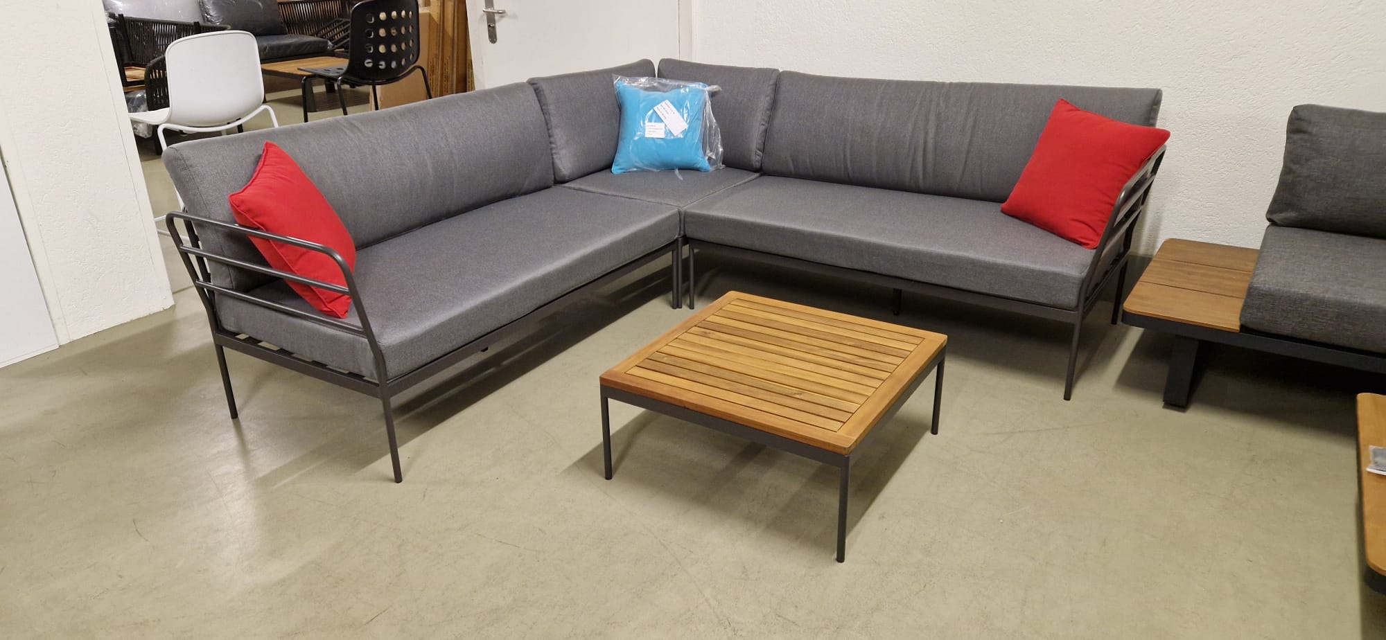 sofa, Ecksofa, graue Polster, Metallgestell, Holztisch