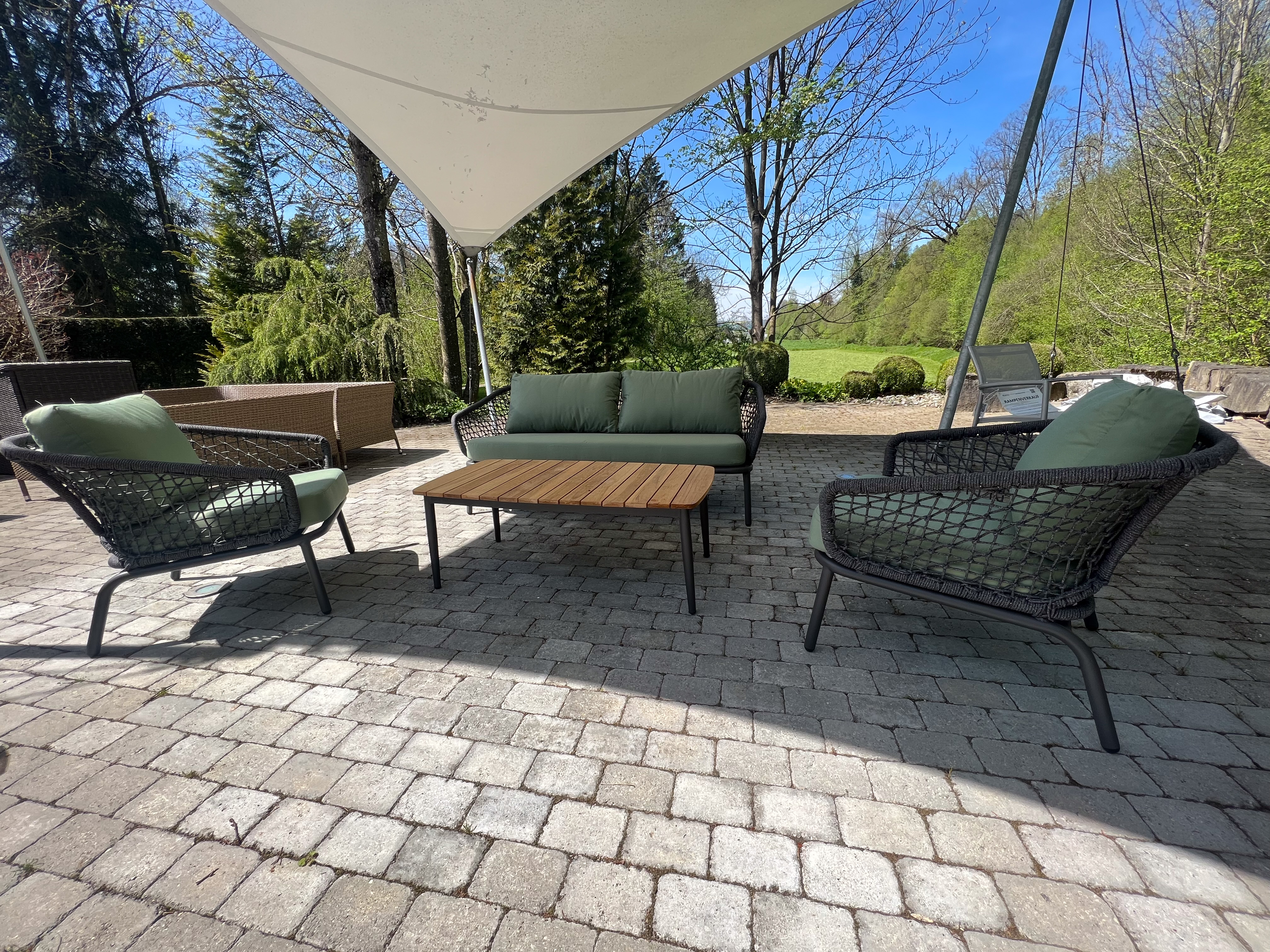 Gartenmöbel, Terrassenset, gewebte Stühle, Couchtisch, grüne Kissen