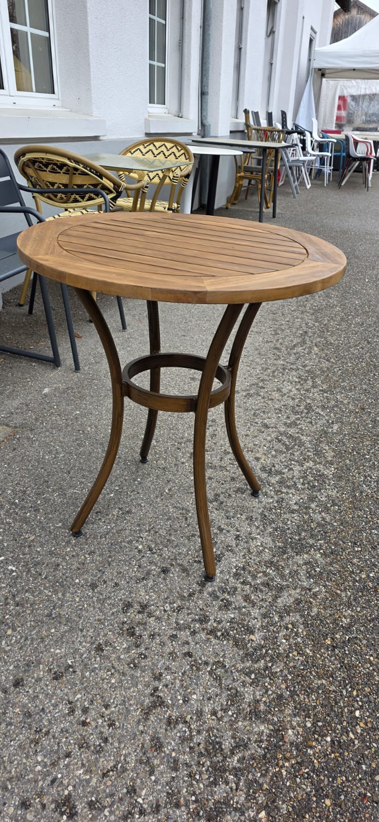 holzstuhl, runder tisch, holz tisch, patina, outdoor möbel