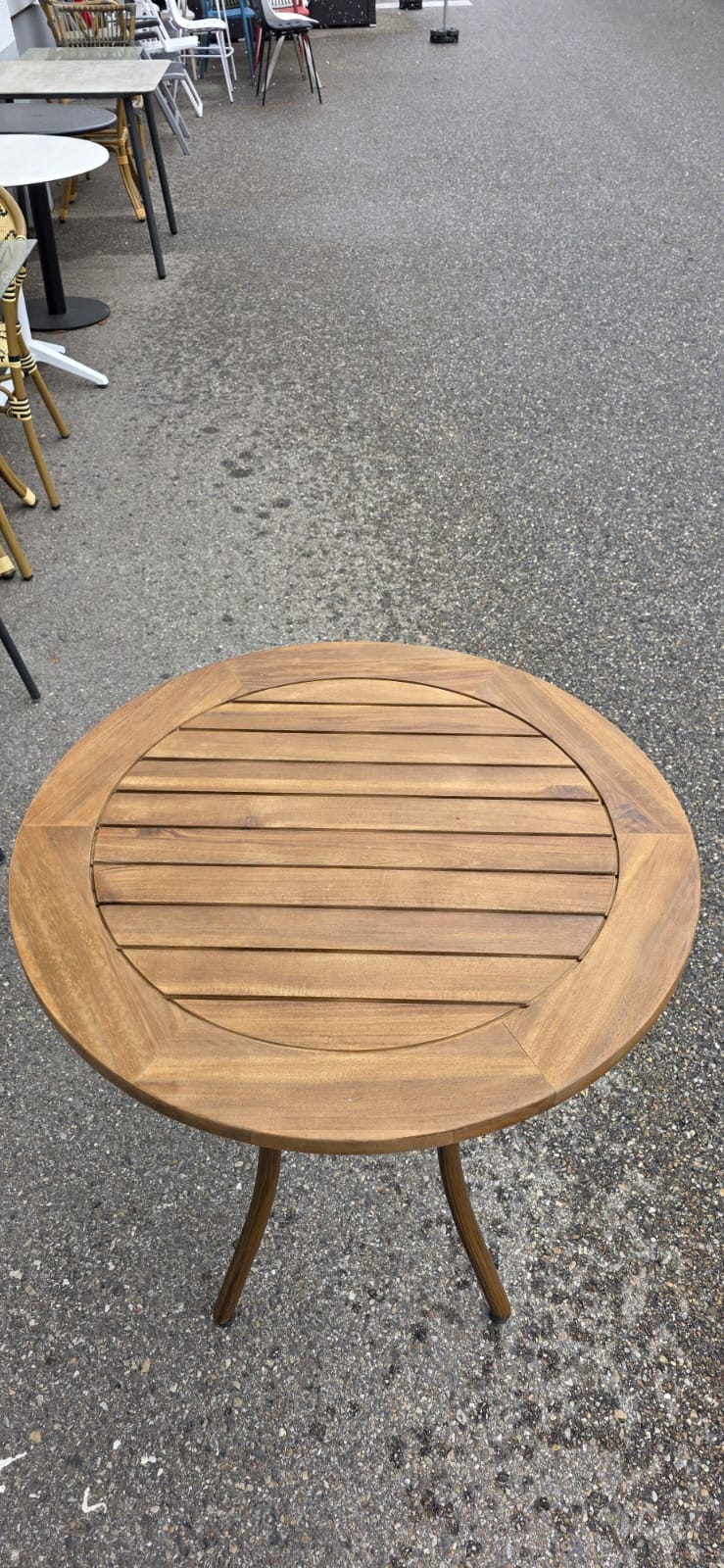 Holzstuhl, runder Tisch, Holztable, Gartenmöbel, Holzoberfläche