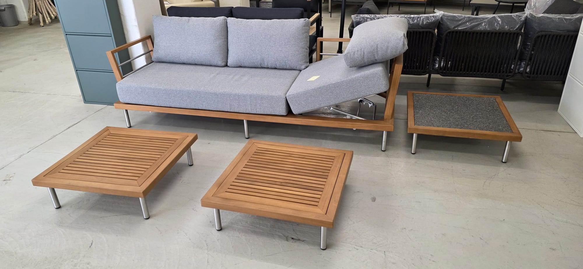 Sofa, Holzrahmen, blaue Kissen, Couchtisch, Loungeset