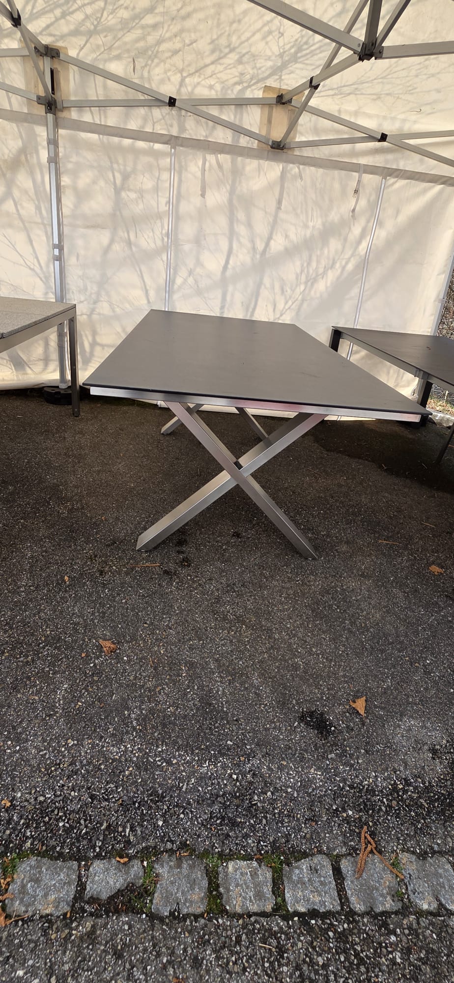 Tisch, Clubsessel-Aufsatz?, faltbarer Tisch, Metall, Grau