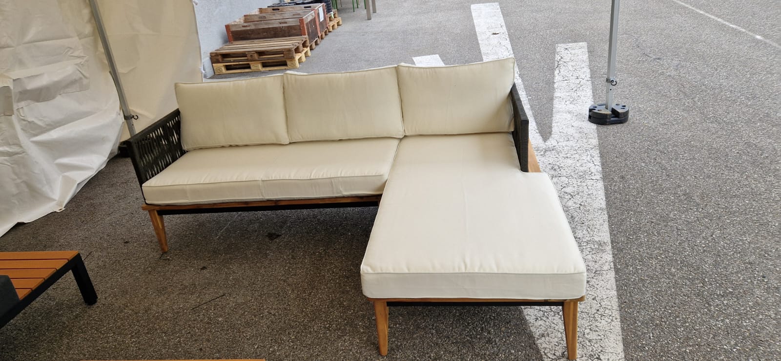 gartenmöbel, sofa, holzbeine, beige kissen, landschaftsluft?